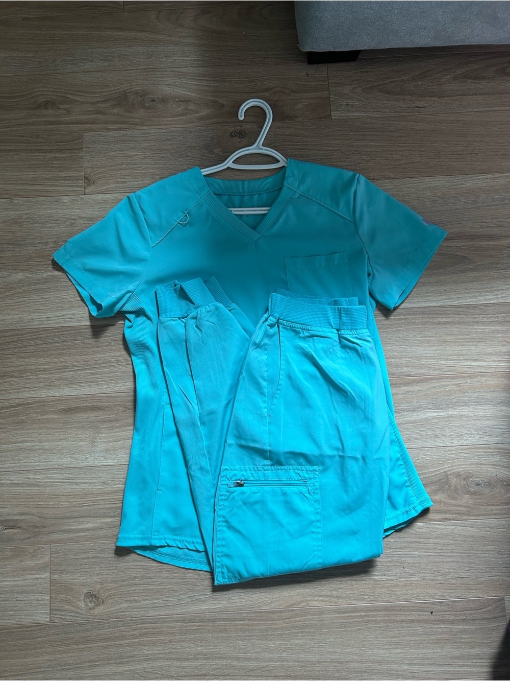 Women’s Scrub Sets - Picture 4 of 7